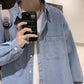 ライトデニムシャツジャケット スマホを持った胸元アップ
