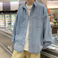 ライトデニムシャツジャケットをスーパーへの買い出しに着ていく男性