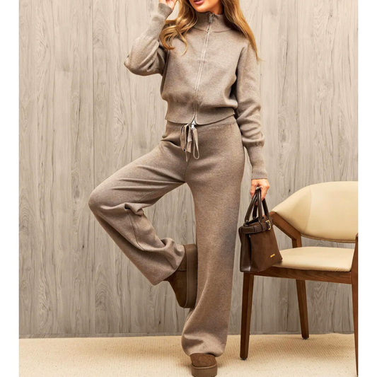 ベージュのダブルジップニットセットアップ着用全身（リボンワイドパンツ）