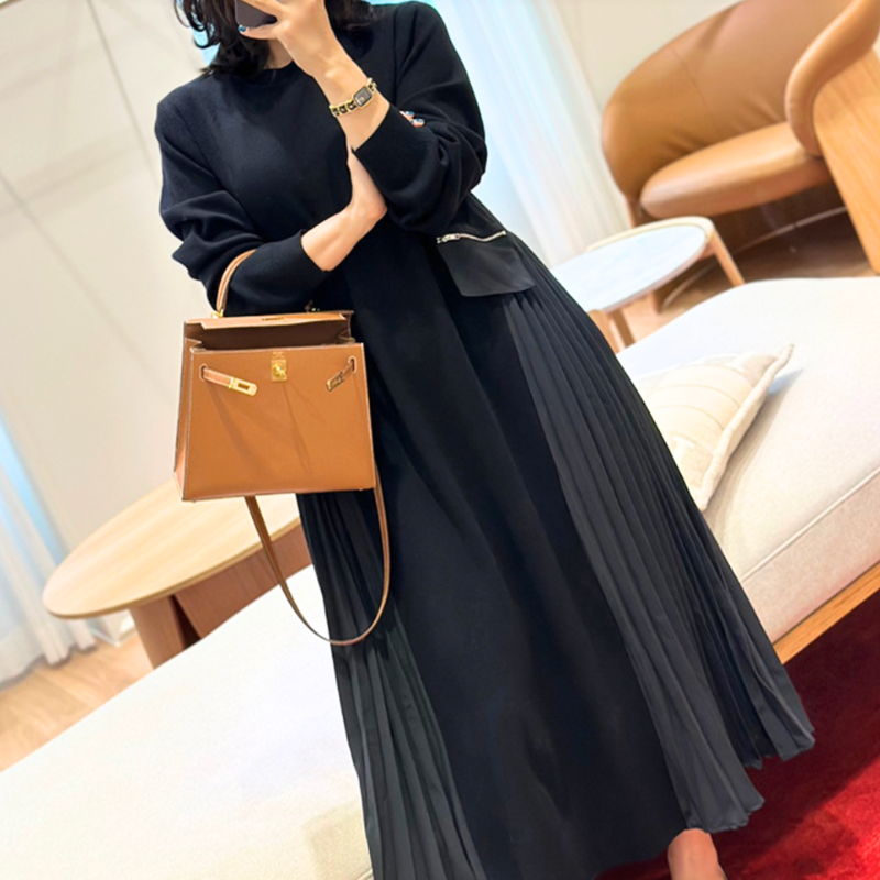 ブラック異素材ワンピース｜ラフすぎず女性らしいシルエットが魅力