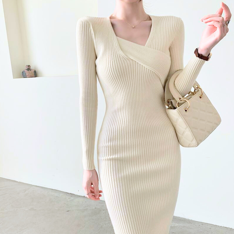 デコルテ見せが綺麗なタイトリブワンピース｜彼女に着てほしい上品ワンピ