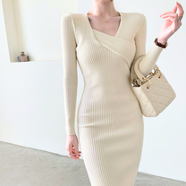 デコルテ見せが綺麗なタイトリブワンピース｜彼女に着てほしい上品ワンピ