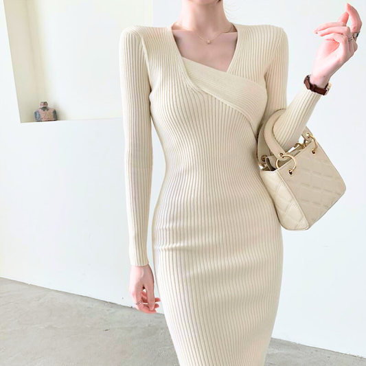 デコルテ見せが綺麗なタイトリブワンピース｜彼女に着てほしい上品ワンピ