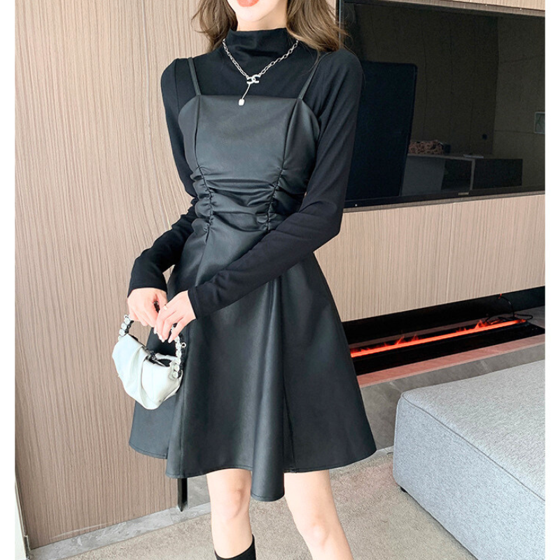 タートルネックとキャミワンピの重ね着デザインディテール