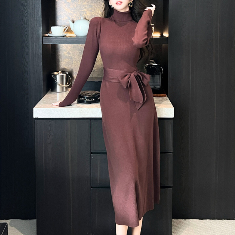 フェミニンさとスタイルアップを両立したワンピース
