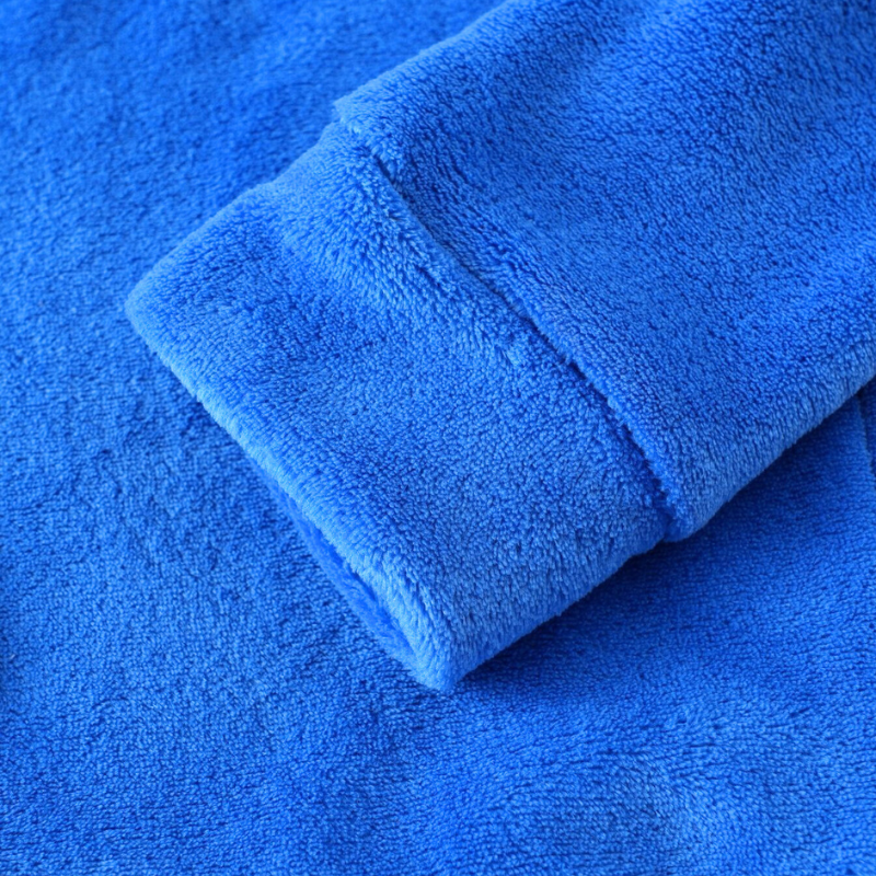 ブルーの裏起毛パーカーの袖リブディテール