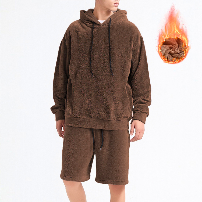 ブラウンの裏起毛セットアップを着た男性（正面）