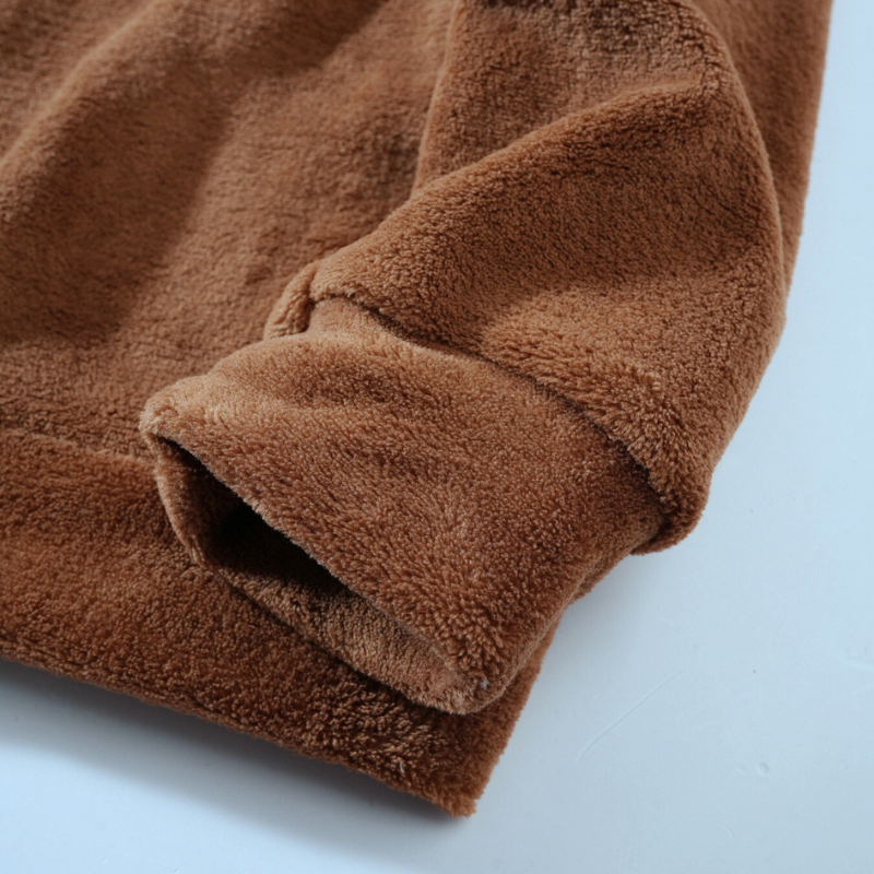 ブラウンの裏起毛パーカー袖アップ