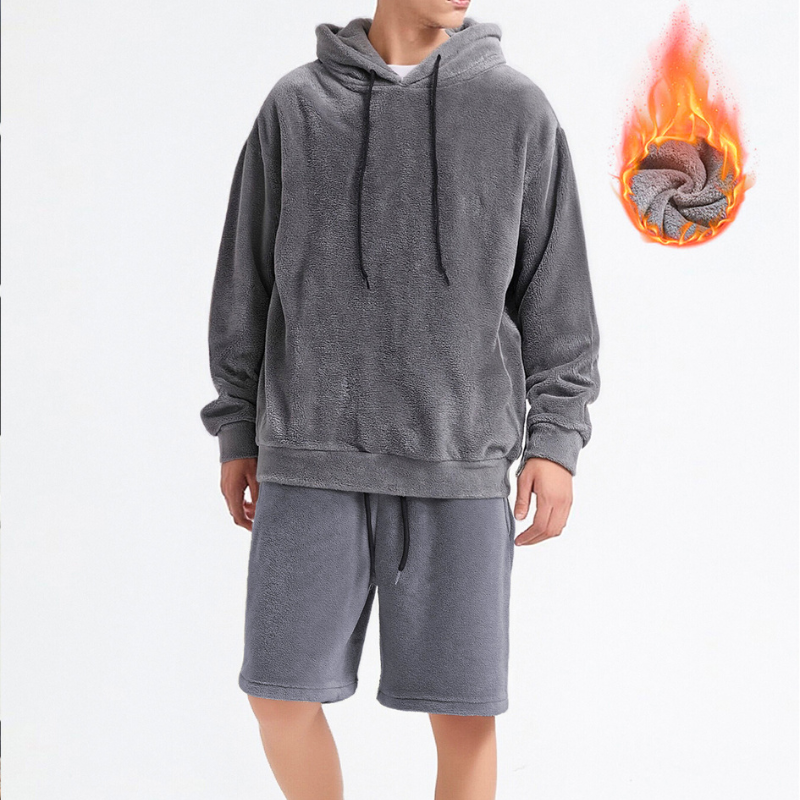 グレーの裏起毛セットアップを着た男性（正面）