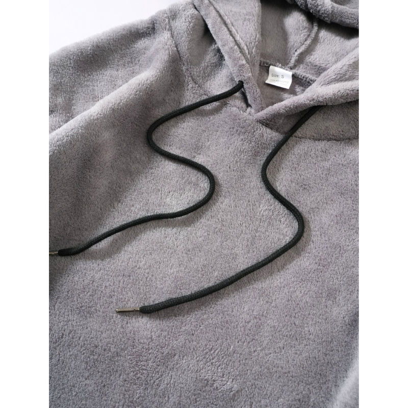 グレーの裏起毛フードの紐ディテール