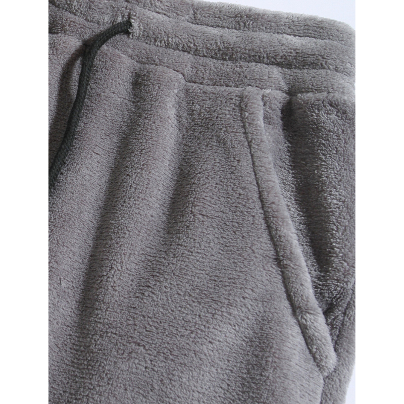 グレーの裏起毛パンツのポケット部分