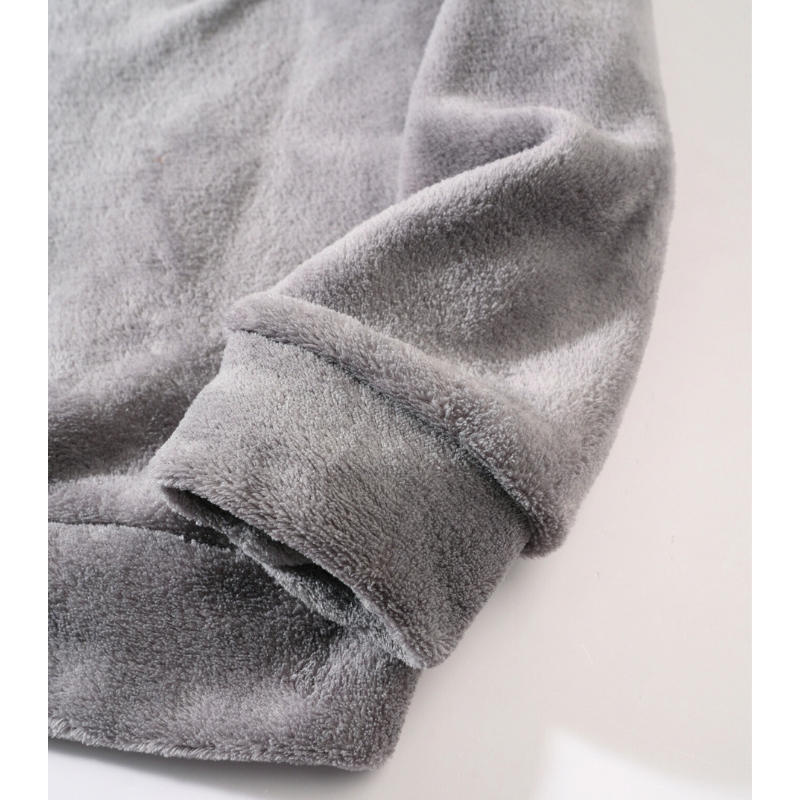 グレーの裏起毛袖口アップ