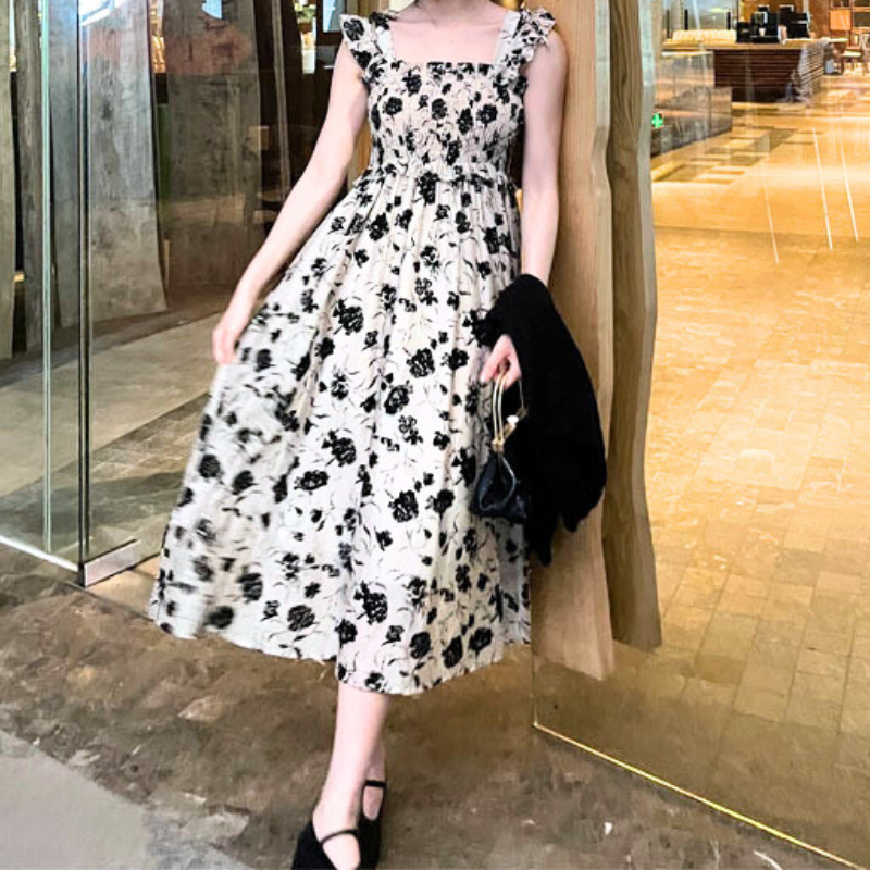 動くたびに揺れる花柄キャミワンピースのフレアライン