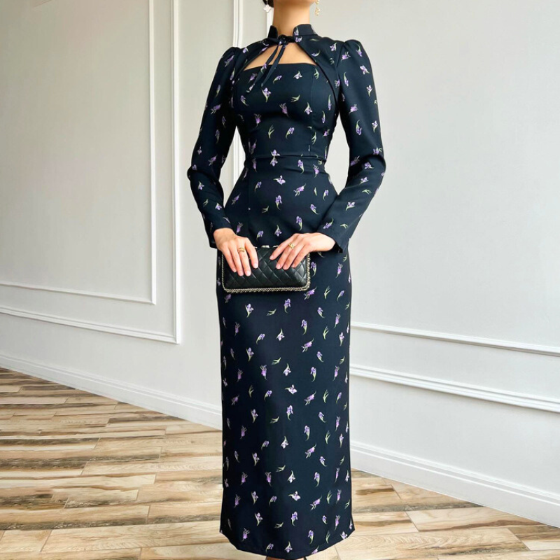 花柄ロングワンピースを着た女性・スタイルアップシルエット