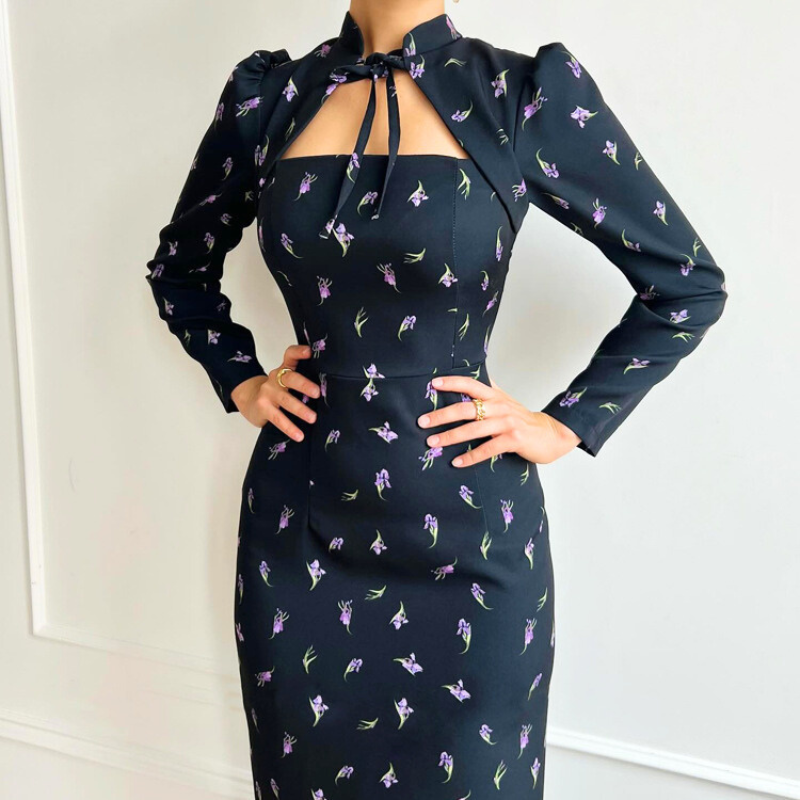 花柄カットアウトロングワンピースを着用した女性・胸元アップ