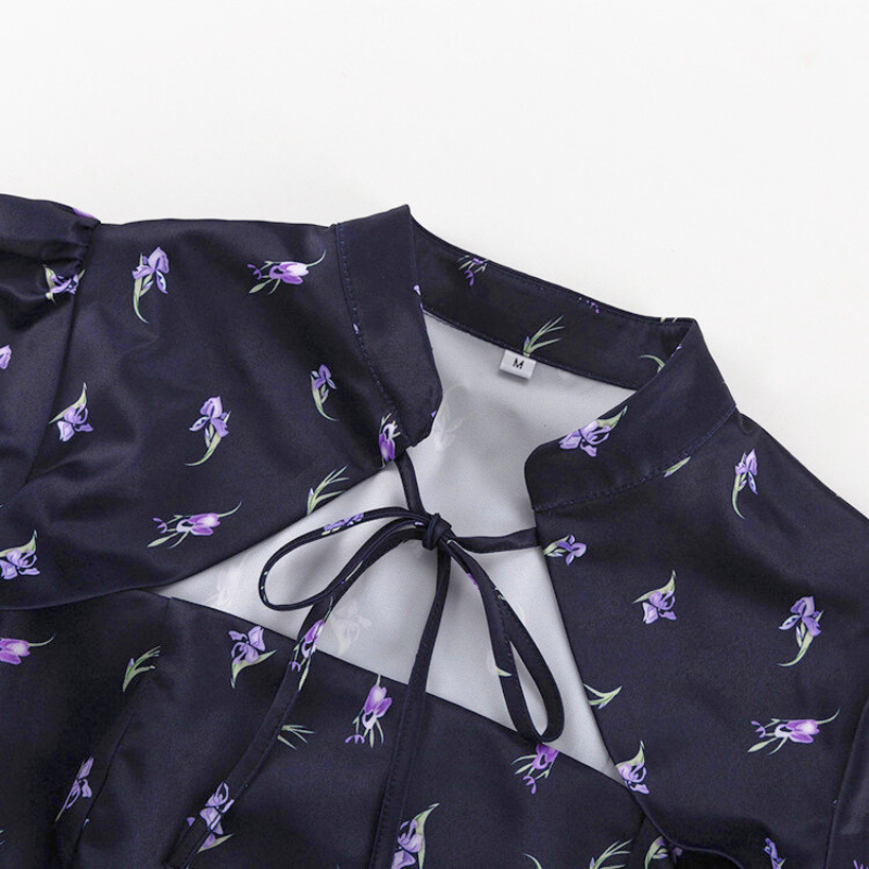 花柄カットアウトワンピースの胸元デザイン・リボンディテール