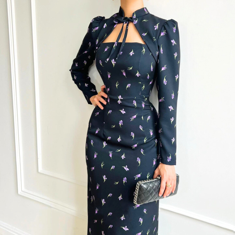 花柄ロングワンピースを横向きで着用した女性・美シルエット