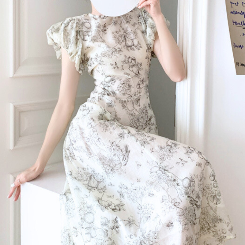女性らしいシルエットが引き立つ花柄ワンピース