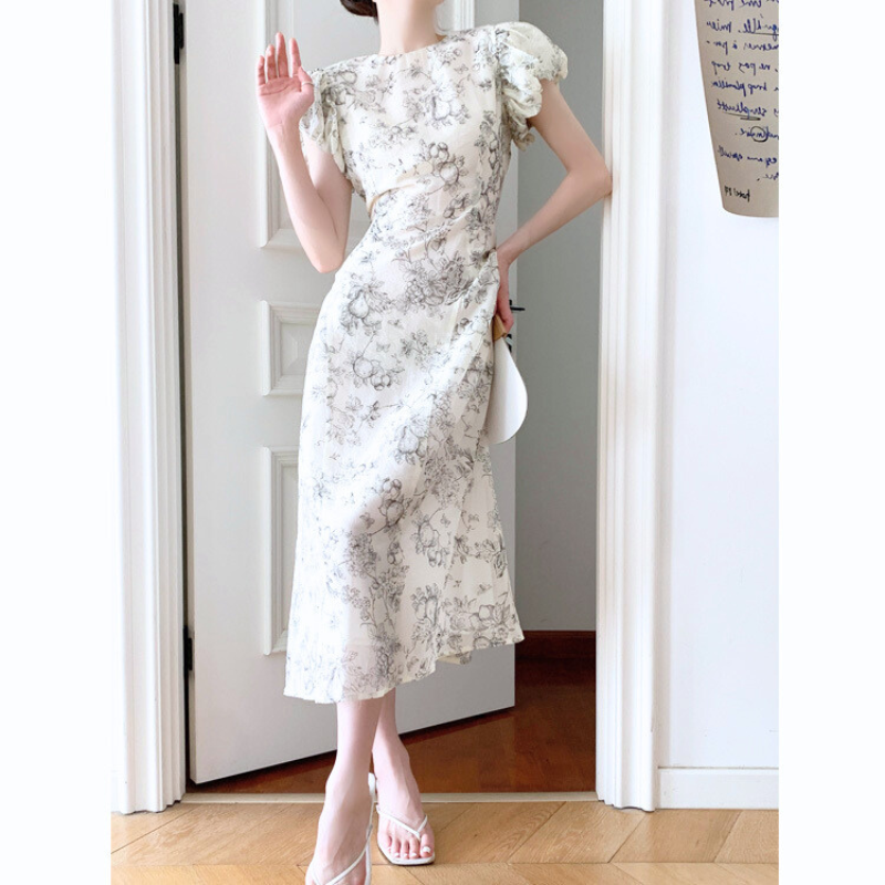 歩くたびに揺れるフレアが魅力の花柄ワンピース