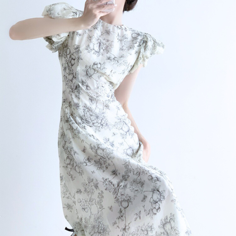 清楚でモテ服として使える花柄ワンピースの着用イメージ