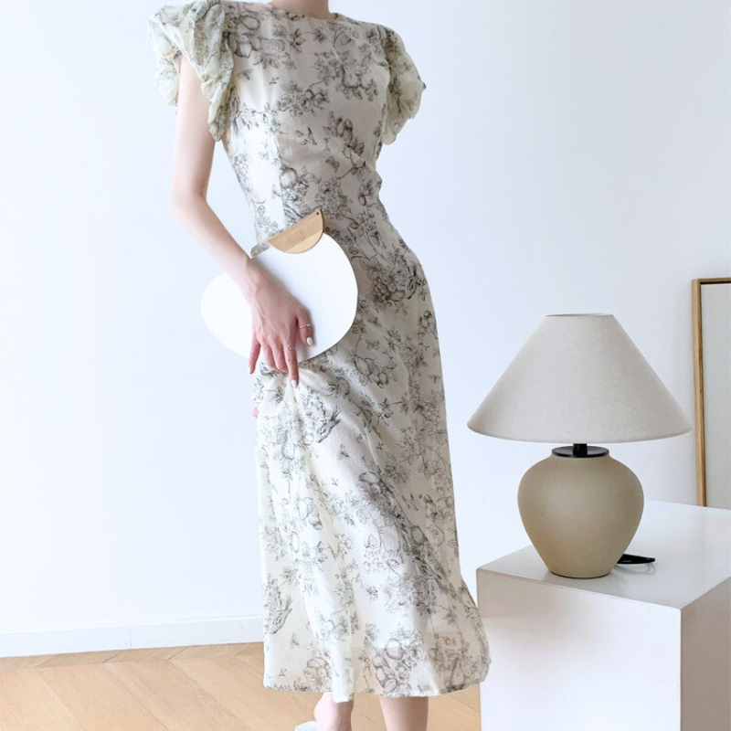 ウエストラインがきれいな花柄フレアワンピースのシルエット