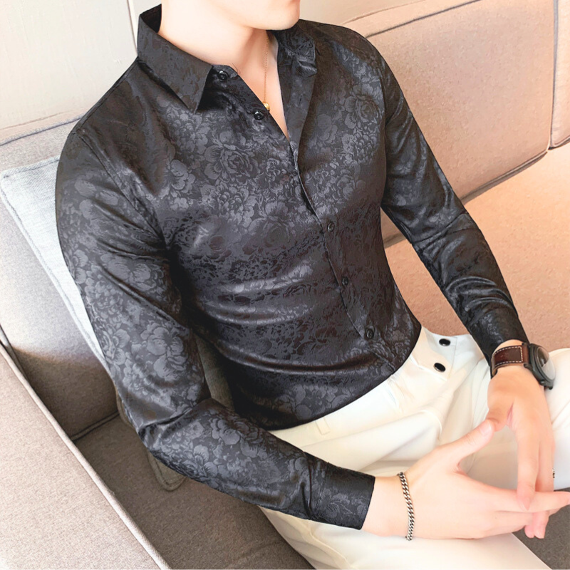花柄ブラックシャツを着た男性（やや横向き）