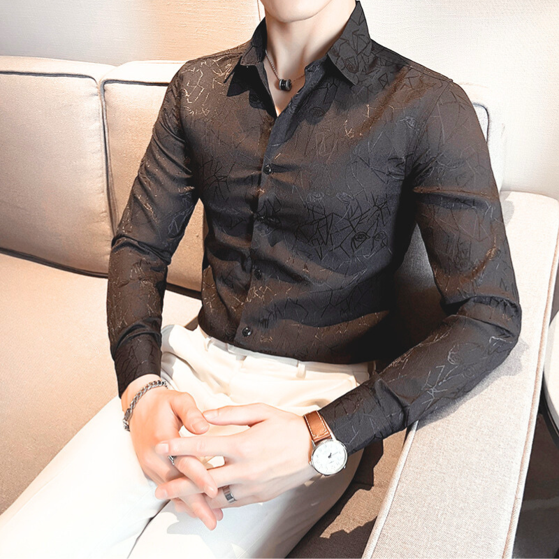 ブラックの花柄シャツを着て腕を組む男性モデル
