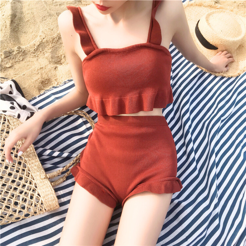 ビーチで映えるフリルショートトップス水着 全身コーデ