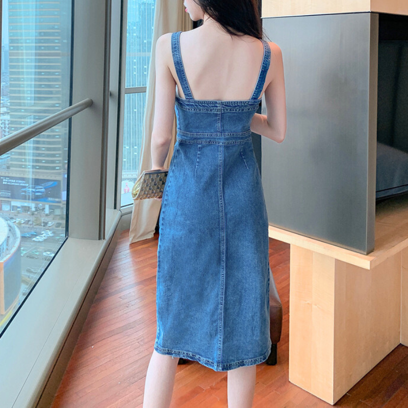 ブルーのデニムタイトワンピースの後ろ姿を見せた着用イメージ