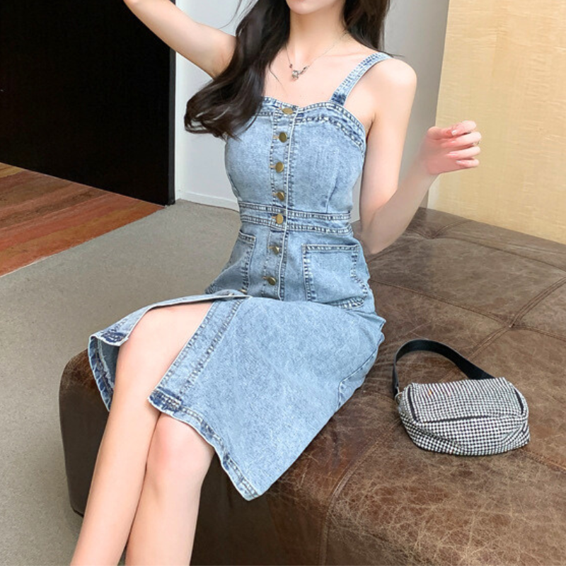 ブルーのフロントボタンデニムワンピースを椅子に座って着用したイメージ