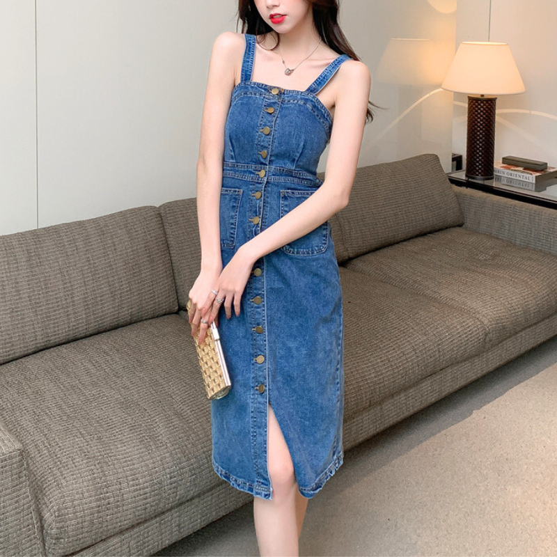 ブルーのデニムタイトワンピースを全身で見せたきれいめデートコーデ画像