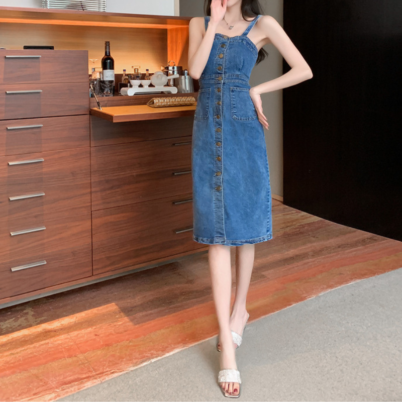 ブルーのデニムワンピースを動きのあるポーズで見せた全身イメージ