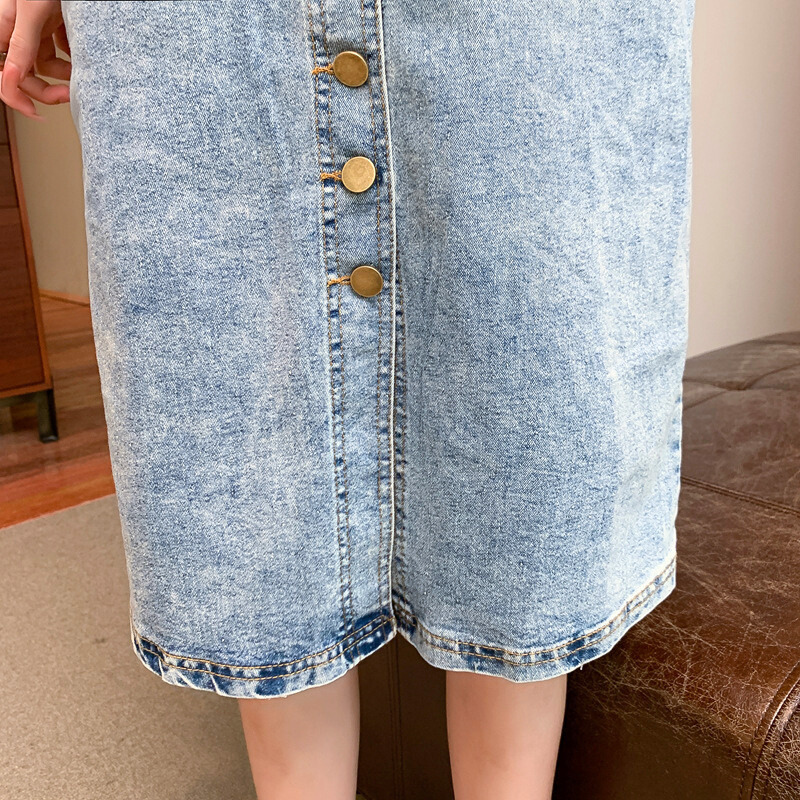 デニムタイトワンピースの前ボタンと裾デザインがわかる画像