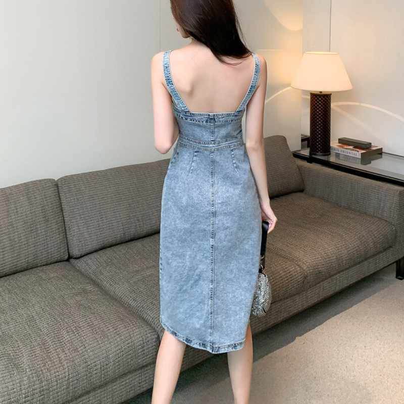 ライトブルーのデニムワンピースの後ろ姿がわかるバックスタイル画像