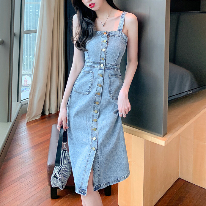 ライトブルーのデニムタイトワンピースを全身で見せた昼デートコーデ