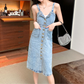 ライトブルーのデニムタイトワンピースを全身で見せたきれいめデートコーデ画像