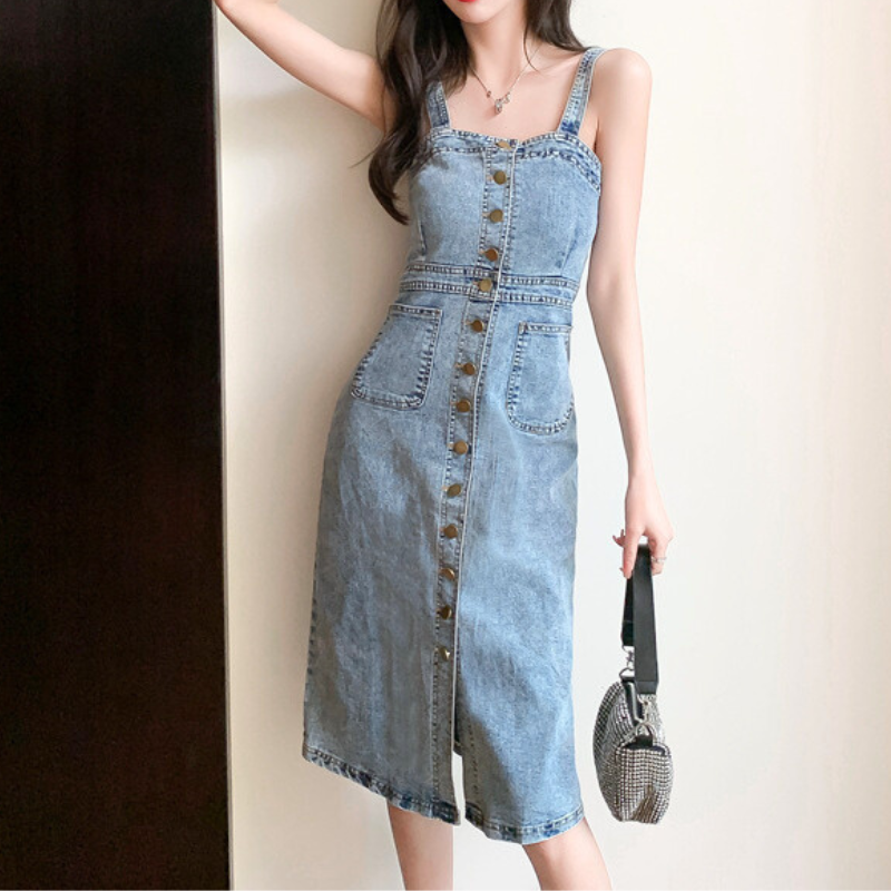 ライトブルーの前ボタンデニムワンピースを立ち姿で見せた着用イメージ