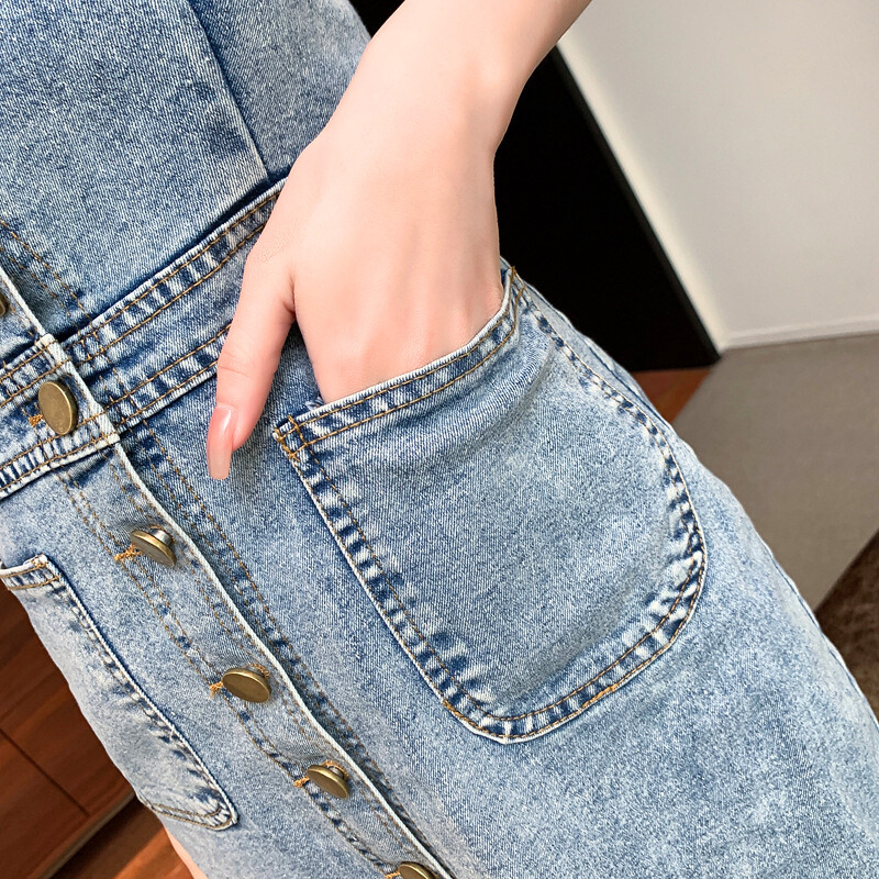 デニムワンピースのポケットデザインがわかるディテール画像