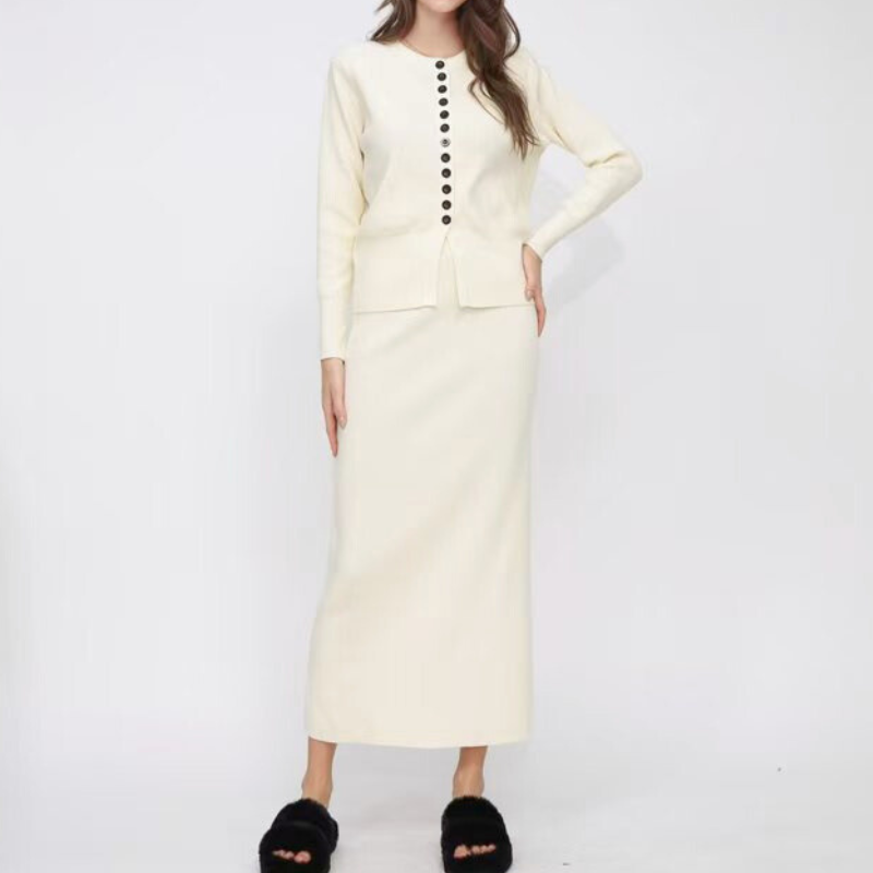 フロントボタンで縦ラインが映えるクリームカラーのニットセットアップ全身コーデ