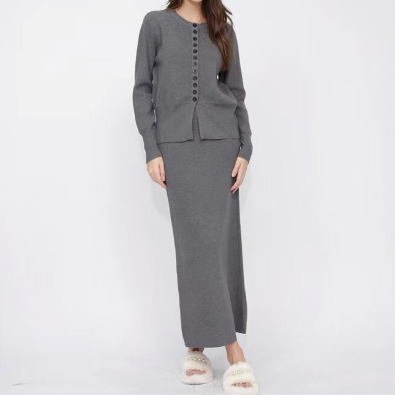 落ち着いた印象で大人デートにおすすめのグレーニットセットアップ