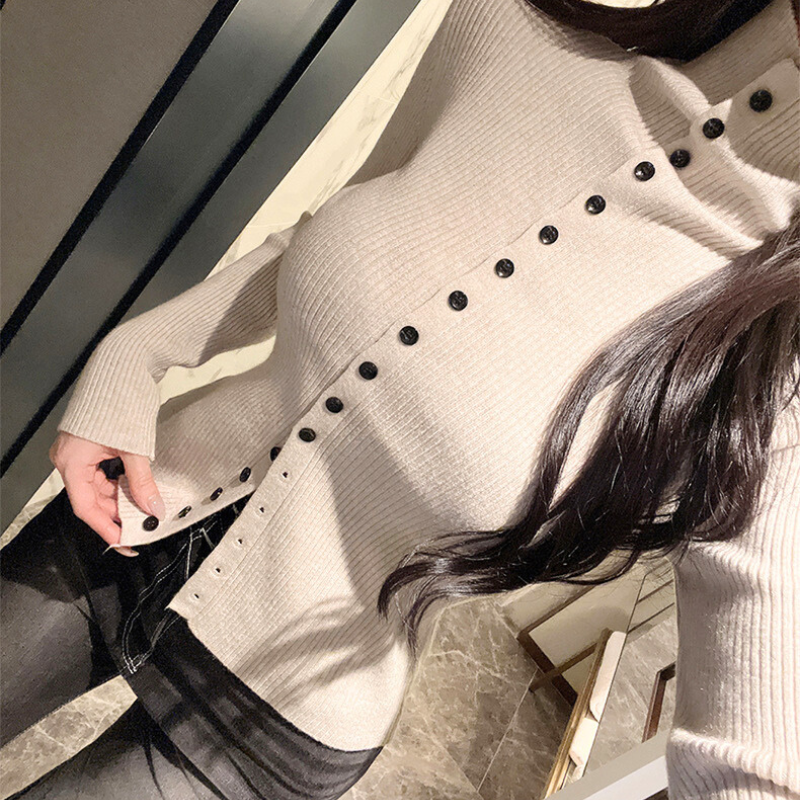 ベージュのフロントボタンニットトップスを着た30代女性。柔らかな色味が大人可愛い雰囲気で、男ウケデート服として人気。