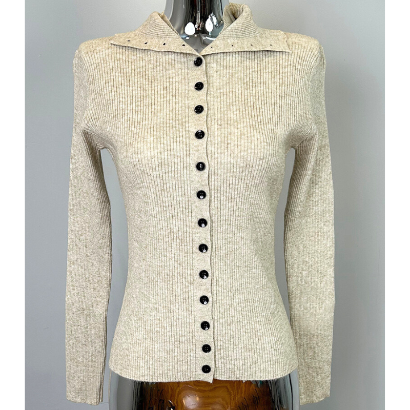 ベージュの細リブ×フロントボタンデザインのニットトップス。春秋冬のデートやオフィスにも馴染む上品な一枚。