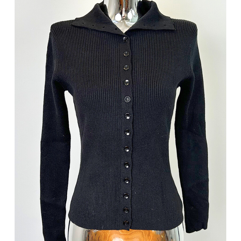 ブラックの細リブ×フロントボタンデザインのニットトップス。春秋冬のデートやオフィスにも馴染む上品な一枚。