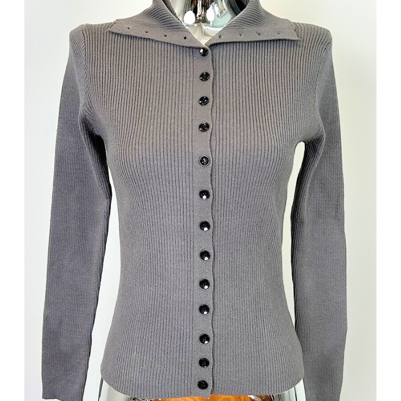 フロントボタンが縦ラインを強調するグレーのリブニットトップス。上品で落ち着いたデート服として春秋冬に活躍。