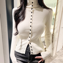 白のフロントボタンリブニットトップスを着た30代女性の春秋冬デート服コーデ。縦リブの細見えシルエットが大人の上品さと男ウケを演出。