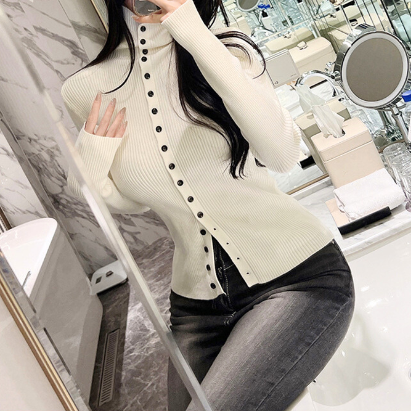 白ニットトップスのフロントボタンデザインが映えるアップ写真。春秋冬の好印象ファッションとして使いやすい細見えニット。