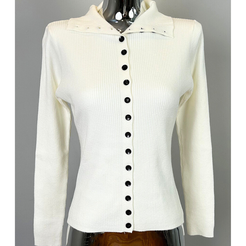 白の細リブ編みフロントボタンニットトップスをマネキンに着せた商品画像。上品でデート服にぴったりの大人可愛いデザイン。