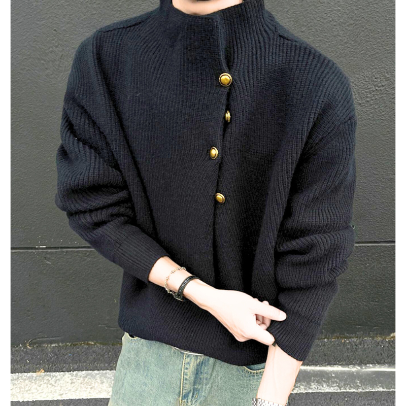 ブラックニットの胸元ボタンが見える上半身カット