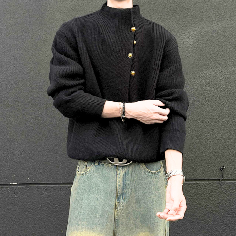 ブラックニットの正面コーデを着た男性の全身写真