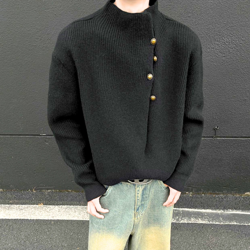 ブラックニットを着用した男性の立ち姿コーデ写真